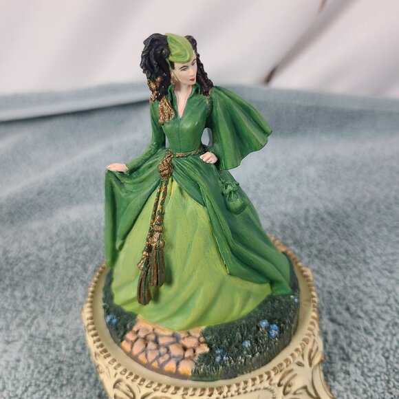 Vintage Gone With The Wind Scarlett’s Deception Glass Dome Figurine Collectible - Picture 2 of 8